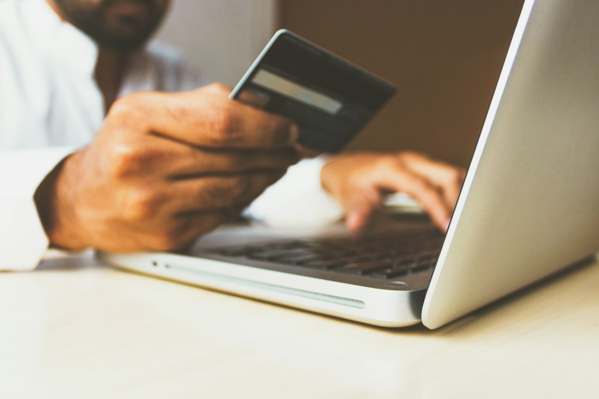 Paiement par carte bancaire sur un ordinateur portable
